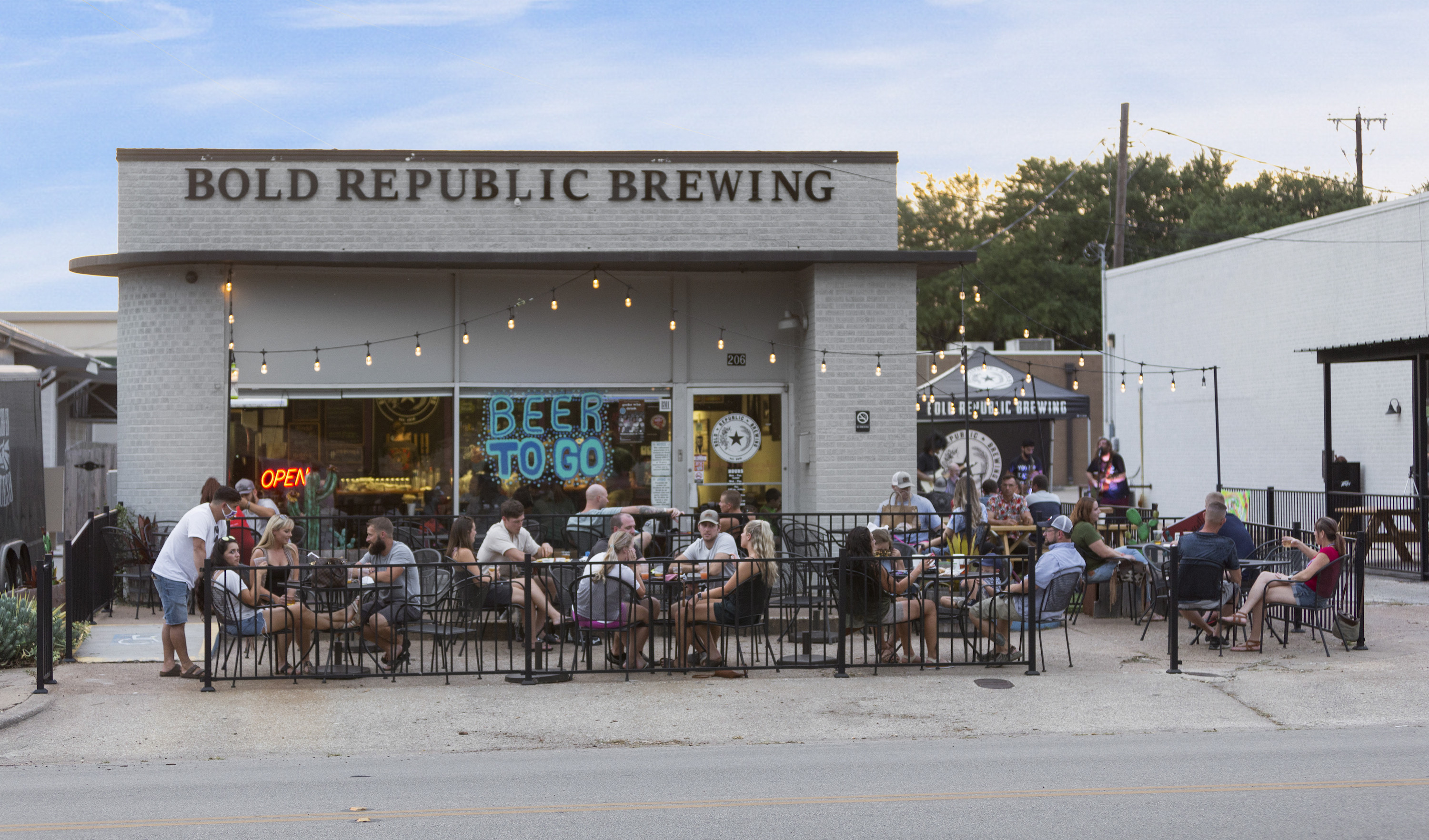 People eating outside at Bold Replublic Brewing company